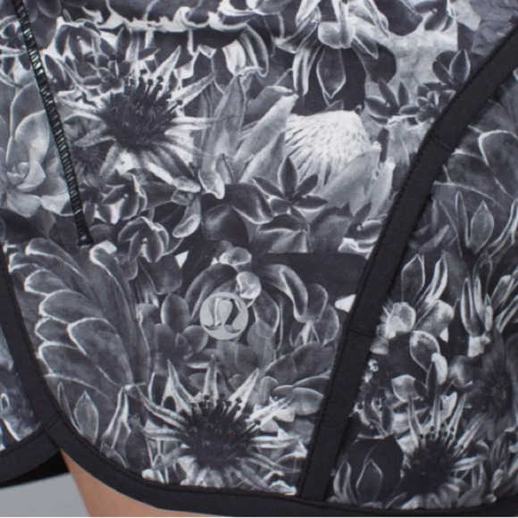 Lululemon Run Times Short Flowabunga Black Angel Wing 21342 - Picture 12 of 12